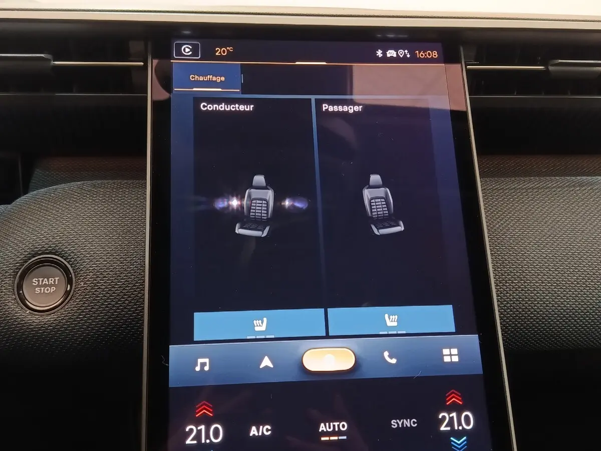 Écran tactile central affichant le réglage du chauffage des sièges dans l'habitacle d'une Citroën C5 hybride.