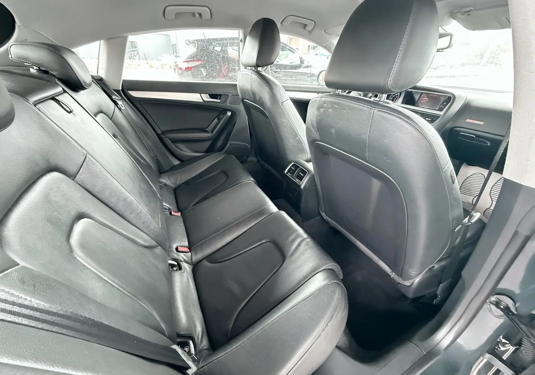 Vue intérieure arrière côté droit de l'Audi A5 Sportback 2009 avec sièges cuir noir et finitions sobres.