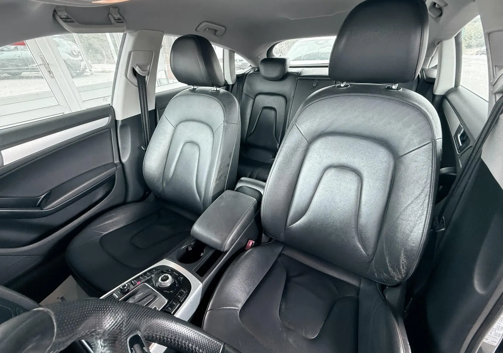 Vue intérieure de l'Audi A5 Sportback 2009 montrant les sièges avant en cuir noir et la console centrale.