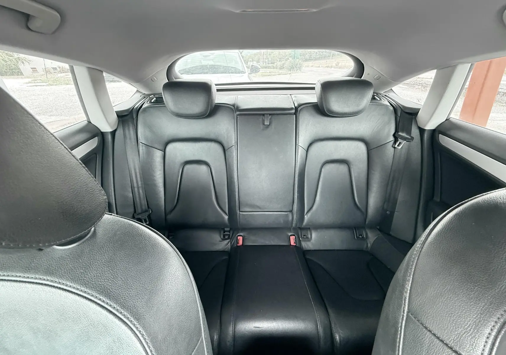 Vue intérieure arrière montrant les sièges en cuir noir de l'Audi A5 Sportback gris dauphin.