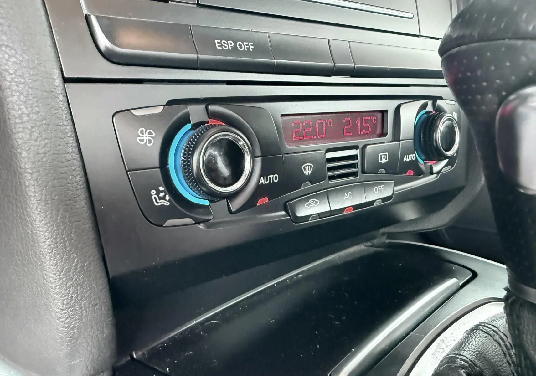 Gros plan sur la console centrale de l'Audi A5 Sportback 2009 avec commandes de climatisation et affichage digital rouge.