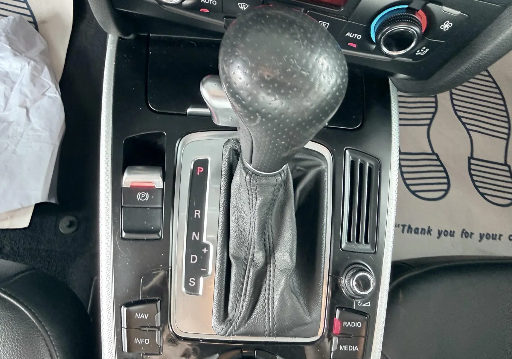 Vue rapprochée de la console centrale de l'Audi A5 Sportback 2009 avec levier de vitesse automatique en cuir noir.