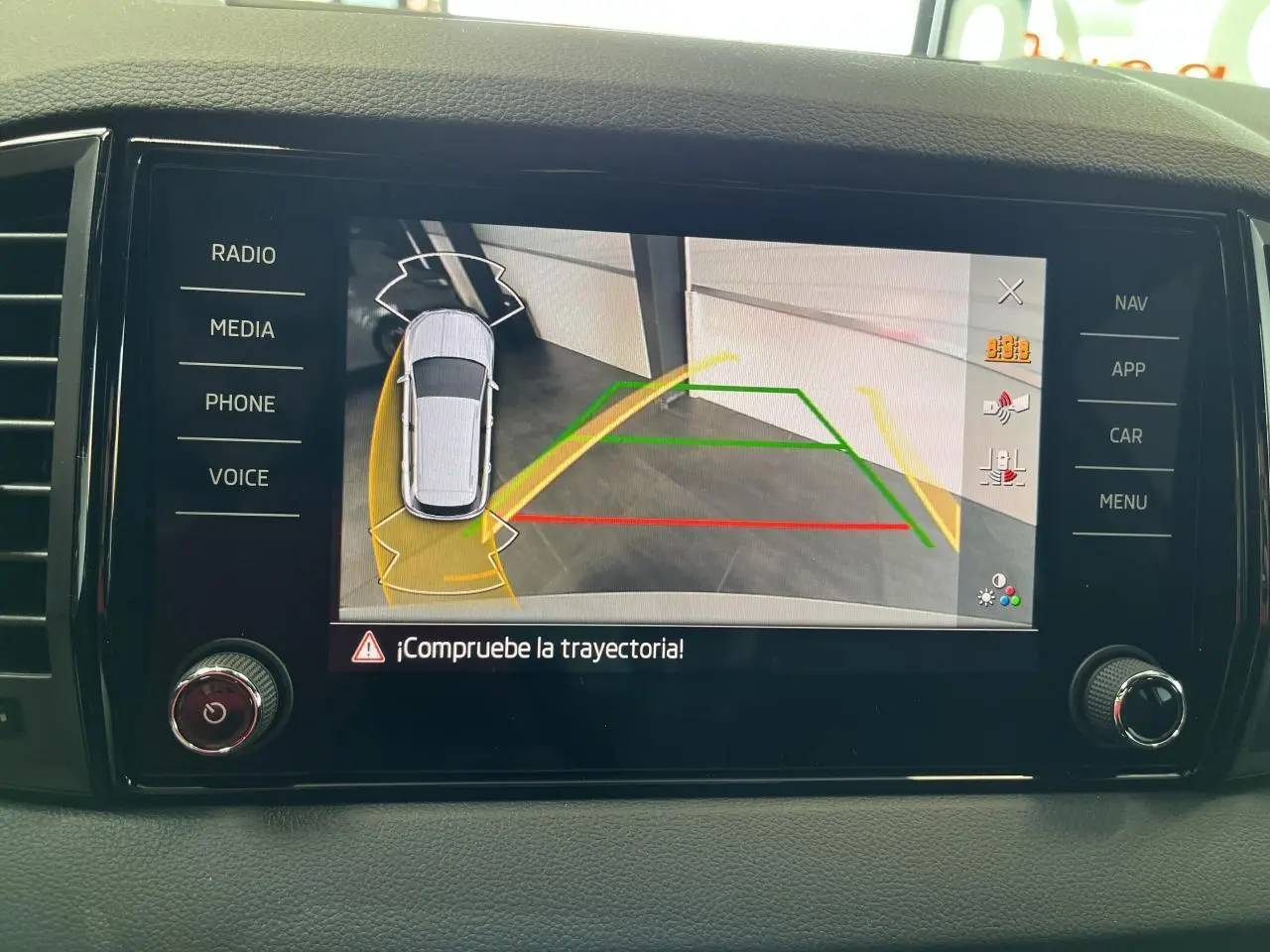 Écran tactile du système multimédia SKODA KAROQ 2025 affichant la caméra de recul avec trajectoire assistée.
