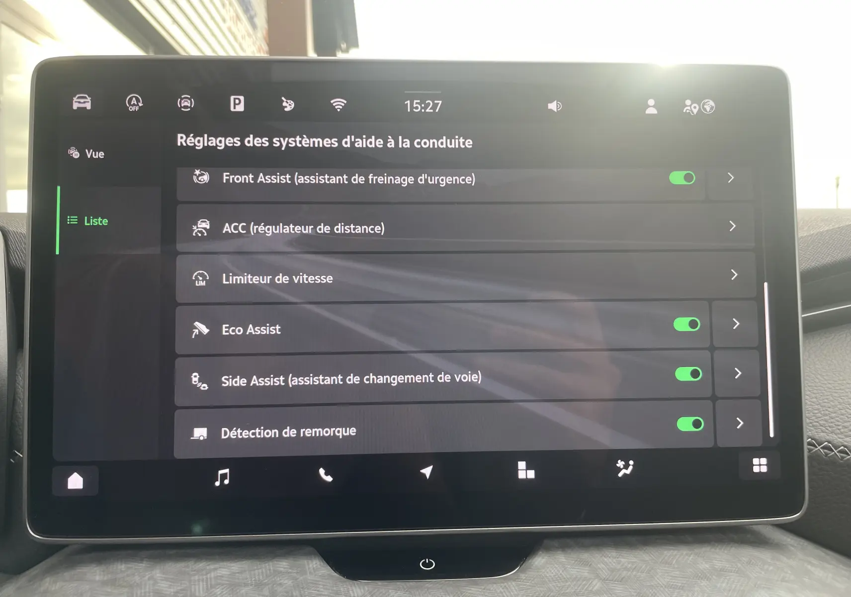 Écran central tactile du Skoda Kodiaq 2024 affichant les réglages des aides à la conduite en intérieur noir.