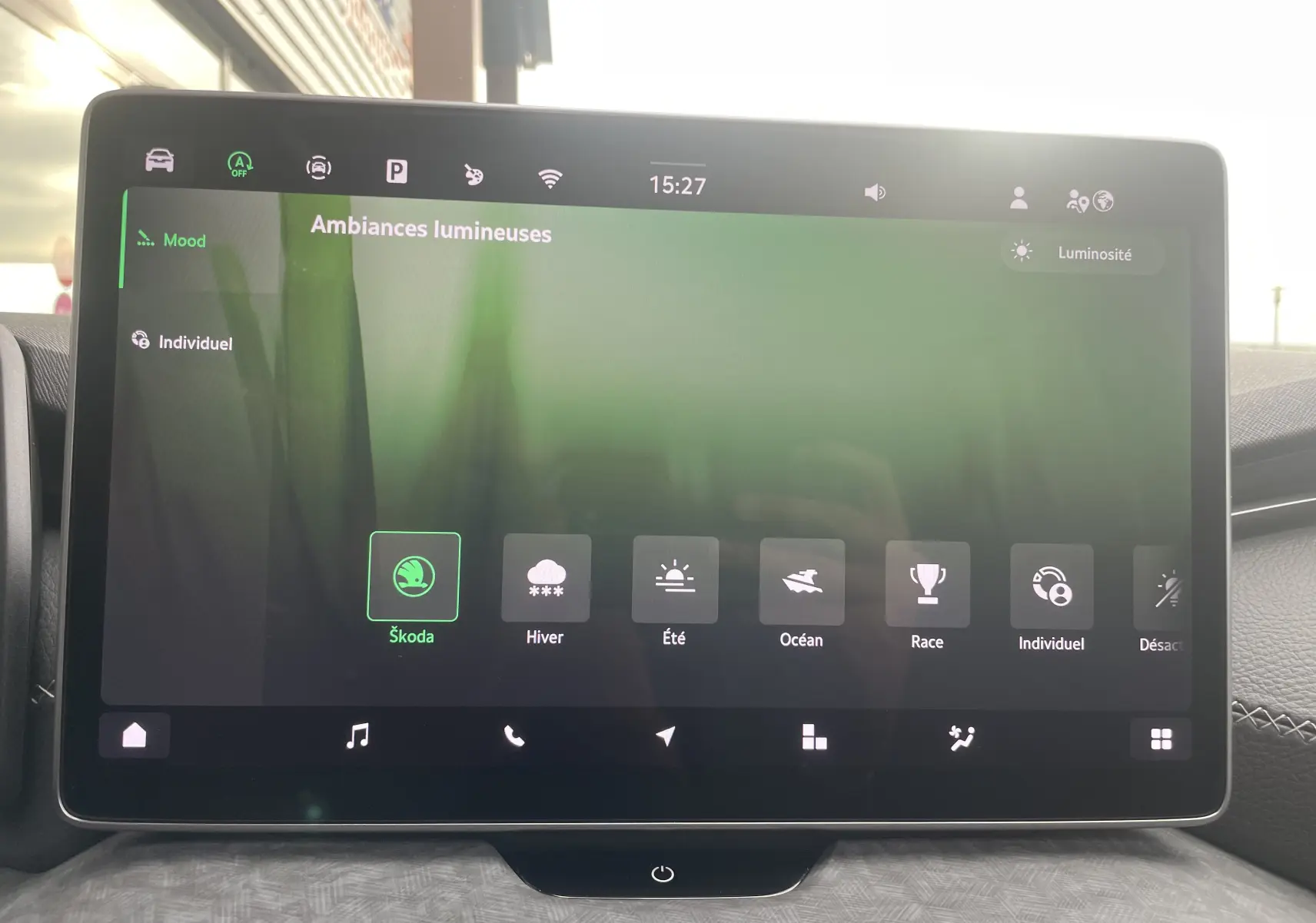 Écran tactile central du Skoda Kodiaq 2024 affichant les options d'ambiances lumineuses dans un intérieur noir.