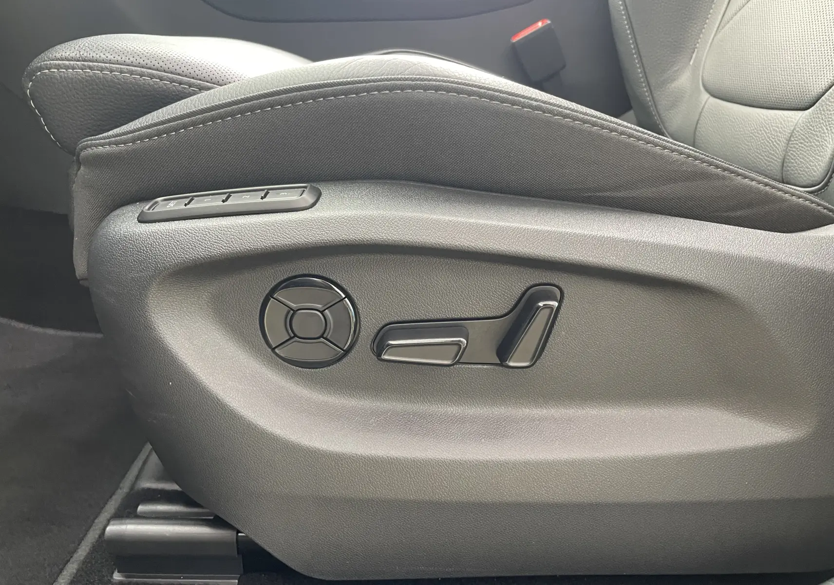 Gros plan sur les commandes électriques du siège conducteur en cuir noir d'un Skoda Kodiaq 2024 finition Selection.