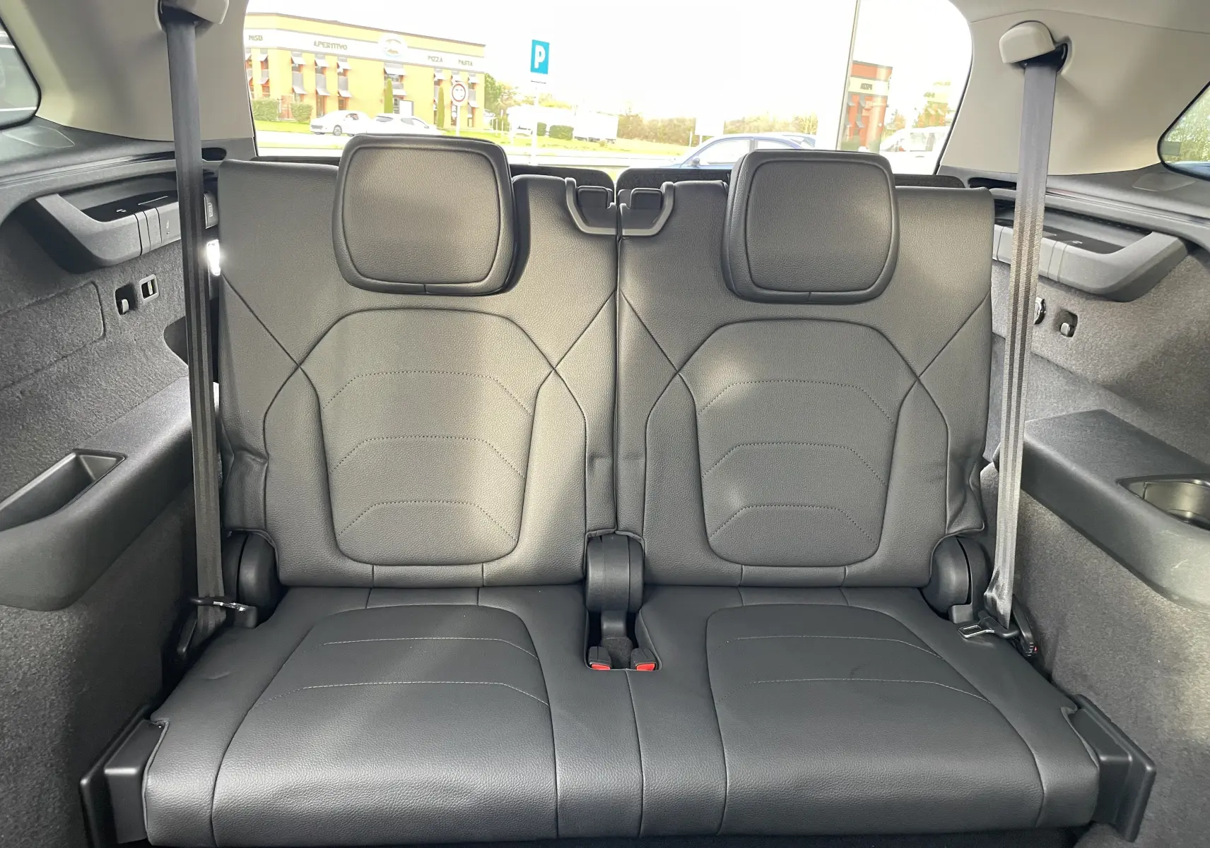 Vue arrière sur les deux sièges en cuir noir de la troisième rangée du Skoda Kodiaq noir métal 2024.