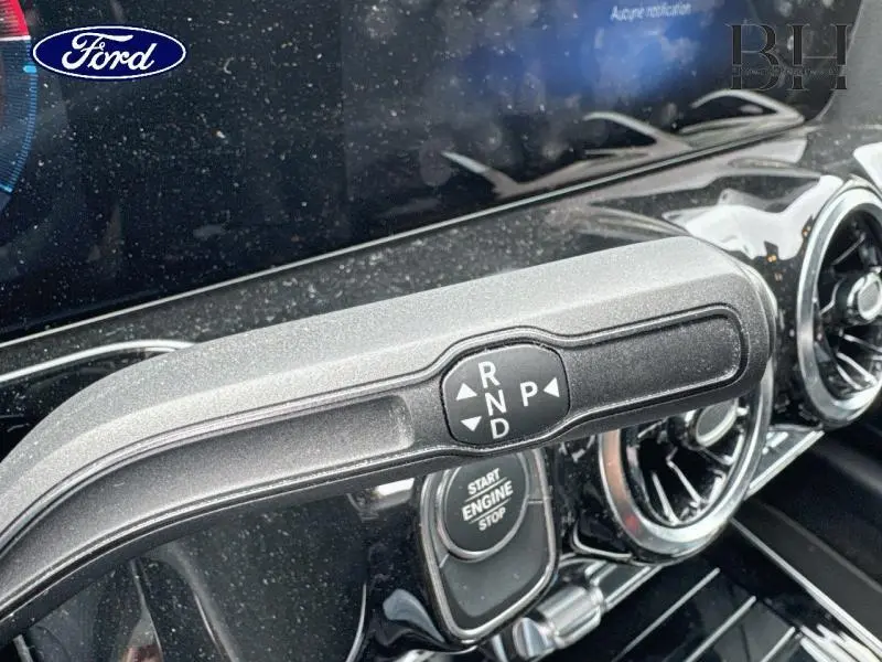 Le levier de boîte automatique noir du Mercedes GLA 250 e Business Line vu en gros plan intérieur.