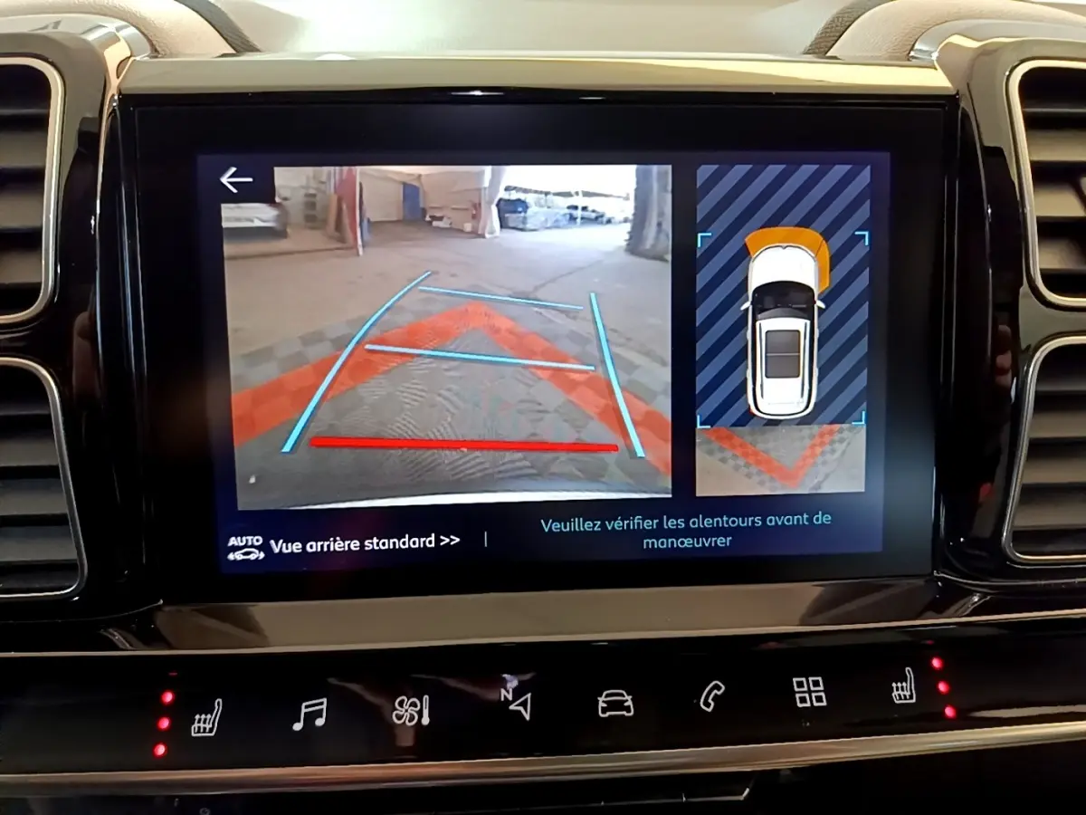 Écran tactile central du Citroën C5 Aircross Hybrid blanc montrant la caméra de recul et l'aide au stationnement arrière.