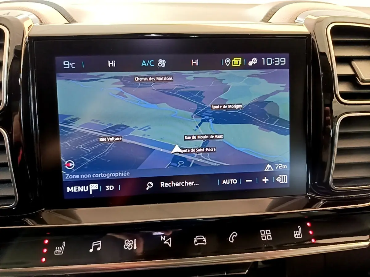 Écran tactile central du tableau de bord du Citroën C5 Aircross Hybrid blanc, affichant la navigation 3D.
