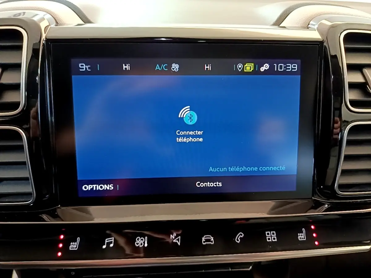 Écran tactile central allumé du Citroën C5 Aircross blanc, affichant la connexion Bluetooth téléphone.