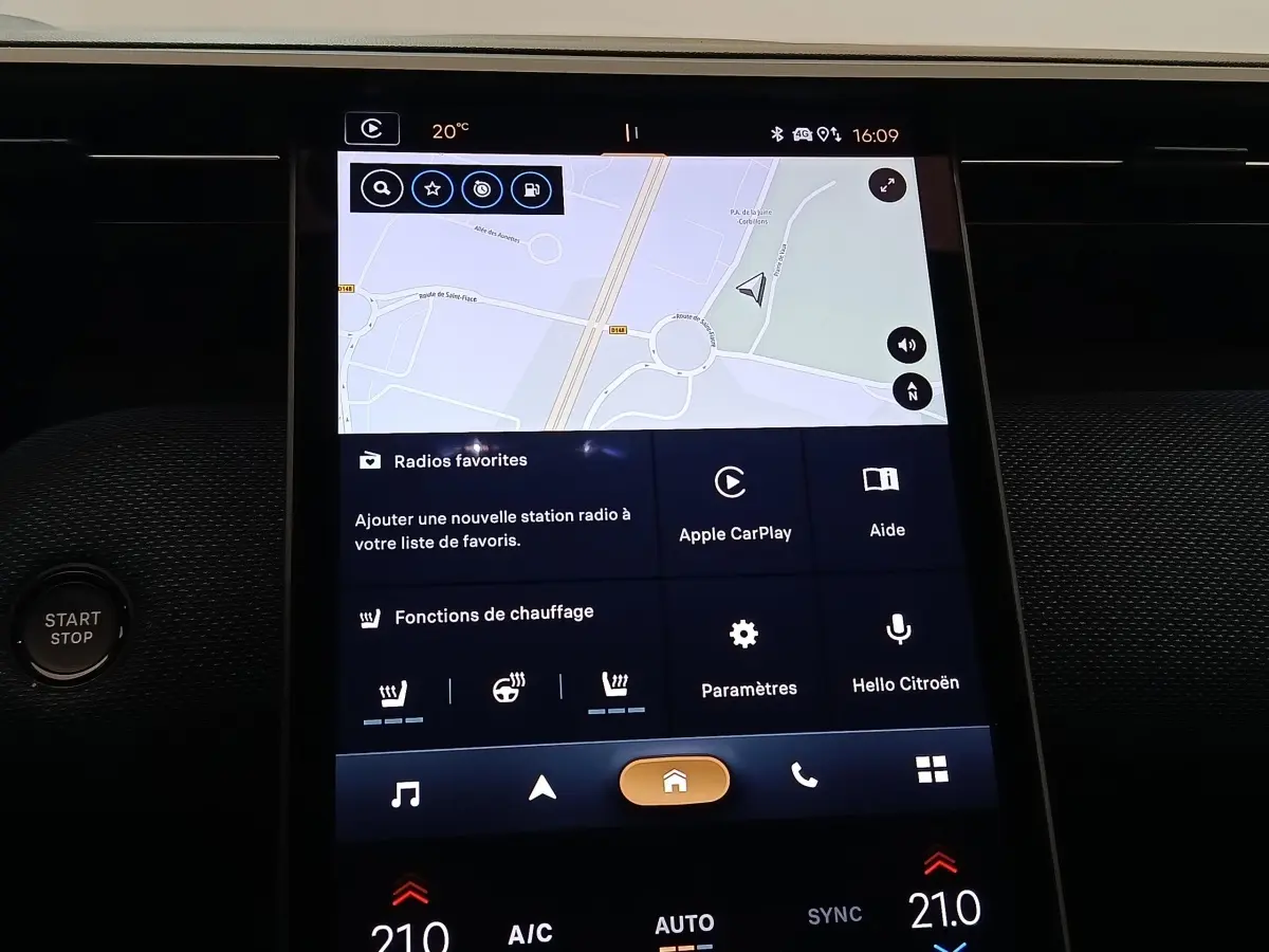 Écran tactile central du tableau de bord du Citroën C5 Hybride 2026 affichant la navigation et les options multimédia.