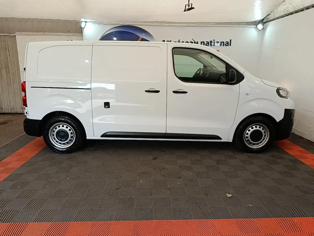 Profil droit du Peugeot Expert Fourgon blanc 2023, vue latérale avec porte coulissante et jantes acier.