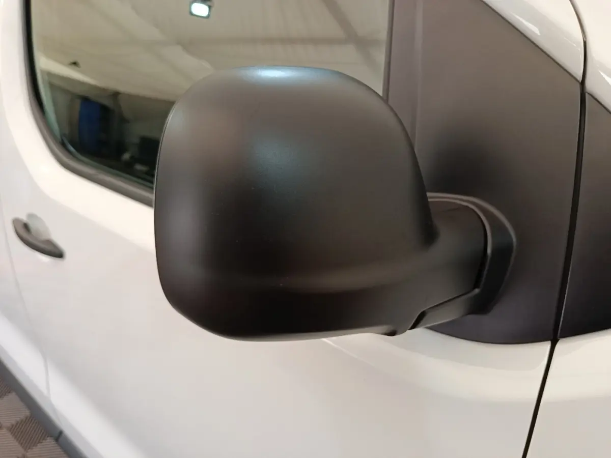 Rétroviseur noir en gros plan côté droit du Peugeot Expert Fourgon blanc, vue latérale partielle.