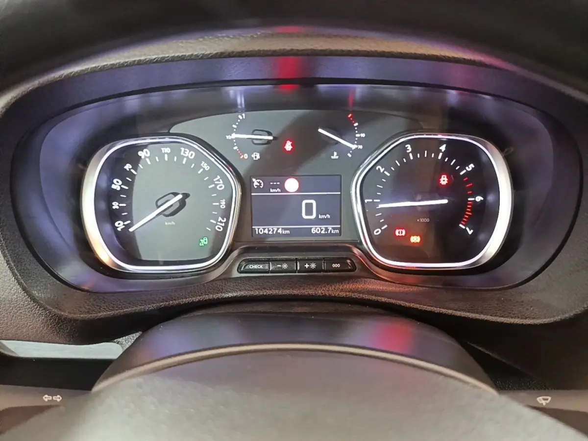 Vue rapprochée du combiné d'instruments du Peugeot Expert Fourgon 2023, affichage digital et compte-tours.