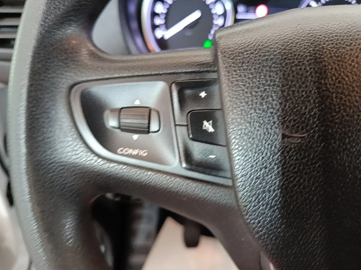 Gros plan sur le volant noir du Peugeot Expert Fourgon 2023 avec commandes intégrées côté gauche.