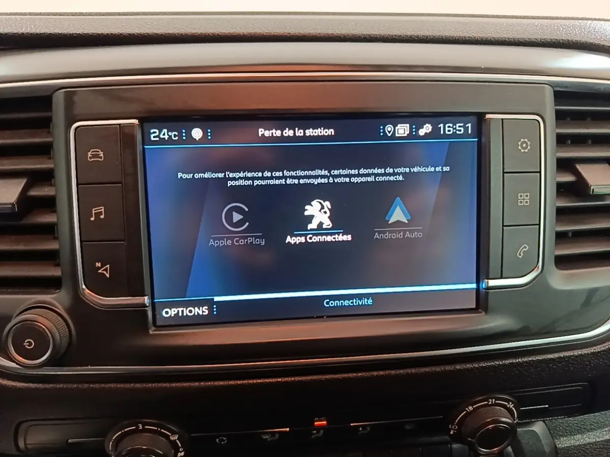 Écran tactile central du tableau de bord du Peugeot Expert Fourgon blanc, affichant les options Apple CarPlay et Android Auto.