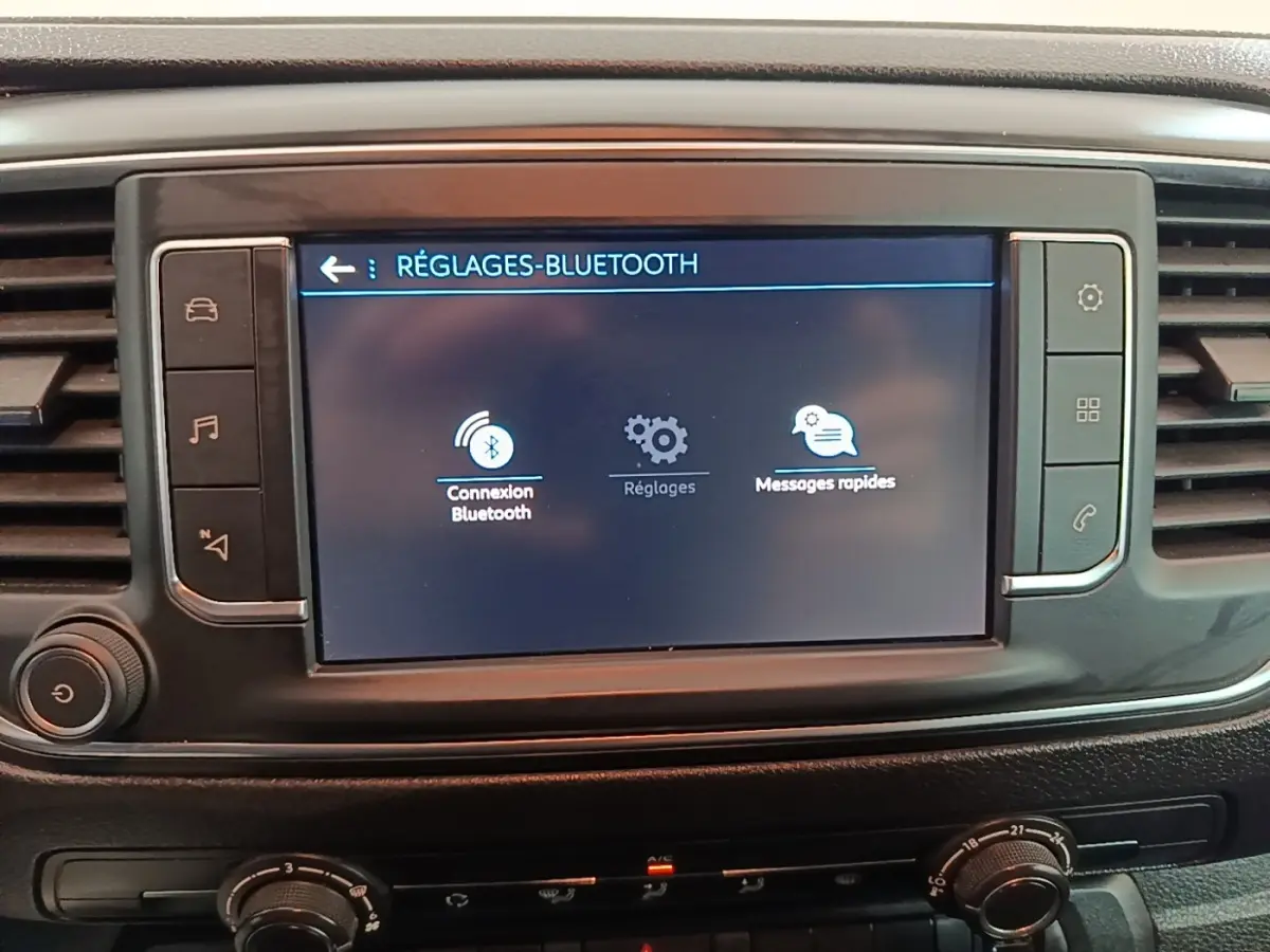 Écran tactile central du tableau de bord du Peugeot Expert Fourgon blanc, affichant les réglages Bluetooth.