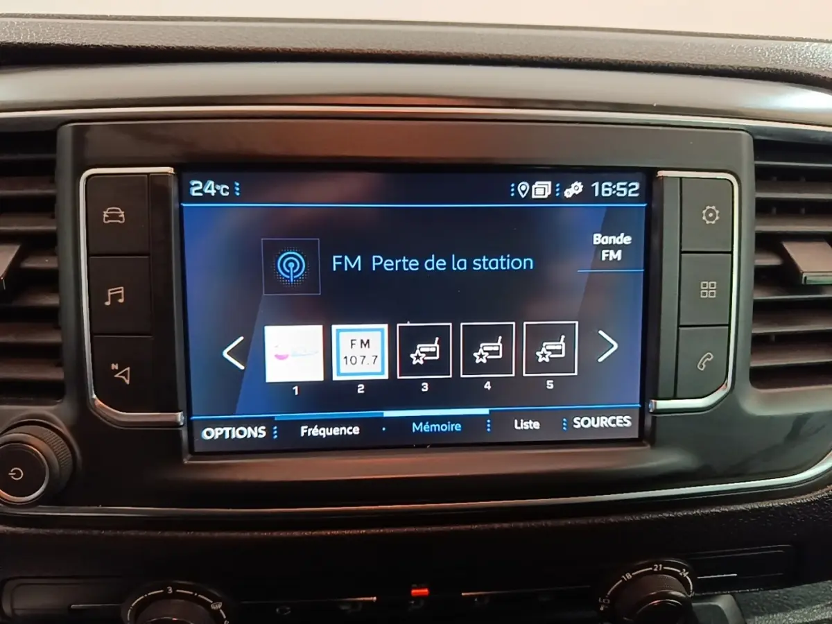 Écran tactile central du Peugeot Expert Fourgon 2023 affichant la radio FM avec options et réglages visibles.