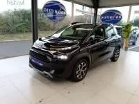 Vue 3/4 avant d'un Citroën C3 Aircross noir perla nera 2022 en showroom, avec jantes alliage et calandre distinctive.