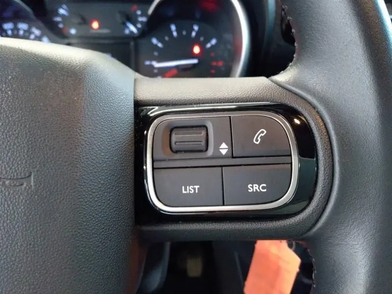 Gros plan sur les commandes audio et téléphone intégrées au volant noir du Citroën C3 Aircross 2022 Diesel.
