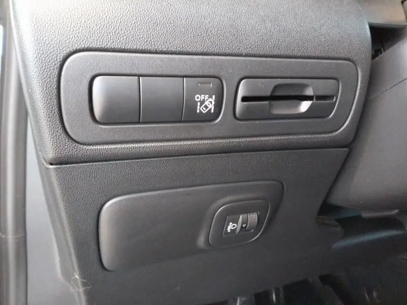Détail du tableau de bord noir du Citroën C3 Aircross 2022 avec commandes d'éclairage et ventilation côté conducteur.