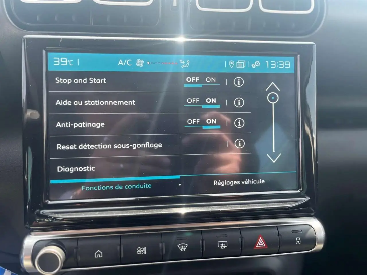 Écran tactile central du Citroën C3 Aircross 2023 affichant les réglages d'aide à la conduite.