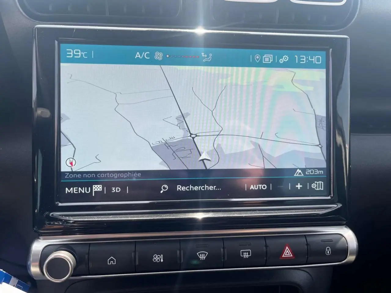 Écran tactile 9 pouces du système CITROËN Connect Nav affichant une carte de navigation dans l'habitacle du C3 Aircross.