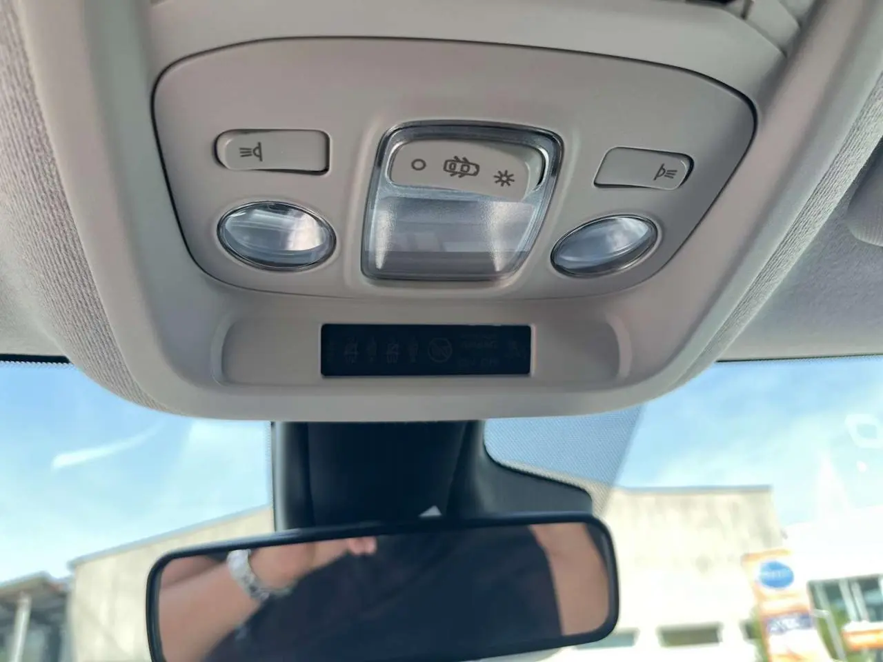 Vue en gros plan du plafonnier intérieur gris clair avec commandes d'éclairage et rétroviseur central du Citroën C3 Aircross 2023.