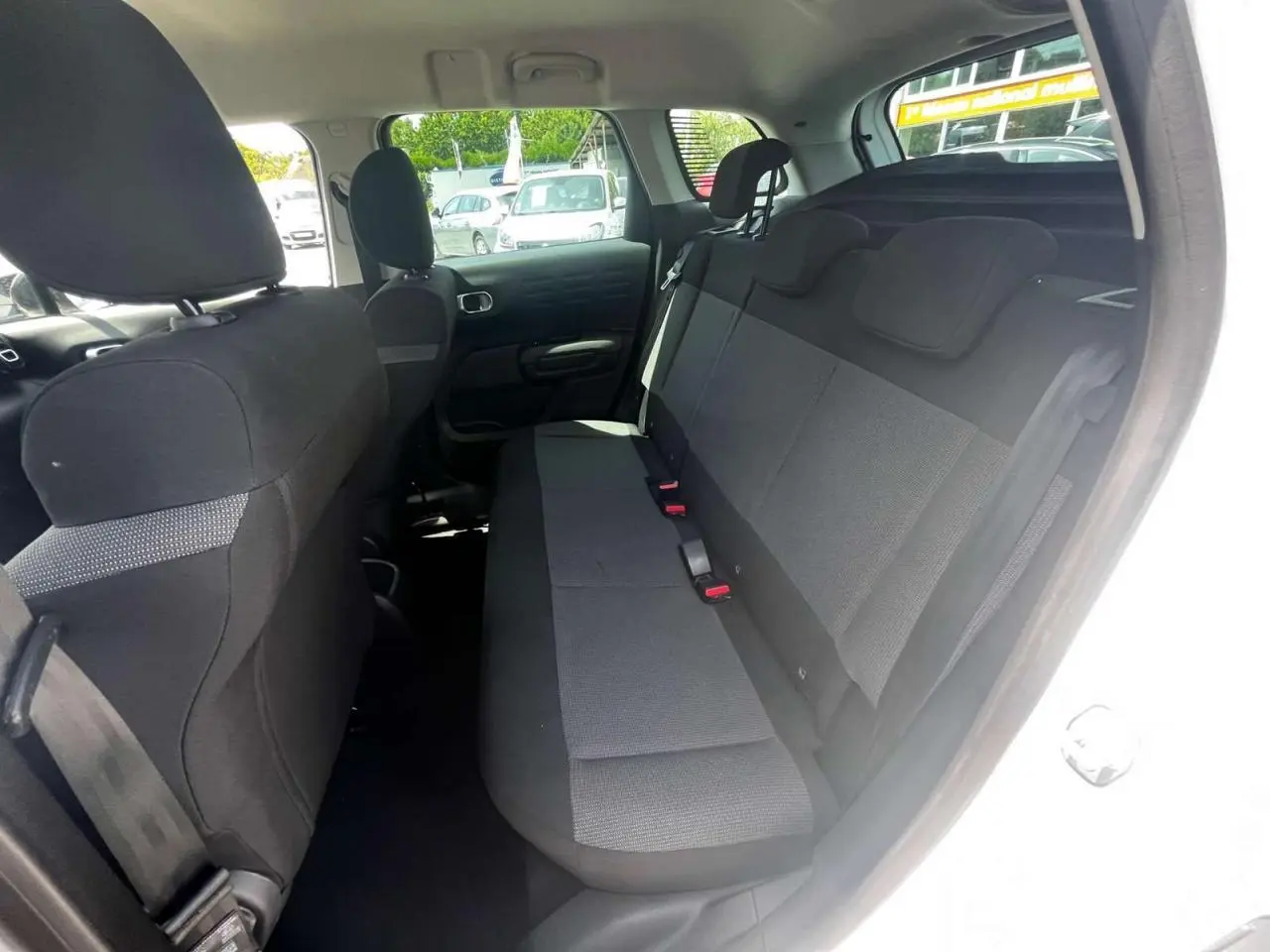 Vue intérieure côté droit des sièges arrière noirs du Citroën C3 Aircross blanc banquise 2023.