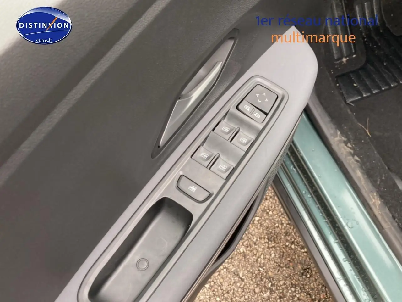 Vue rapprochée du panneau de commandes des vitres côté gauche d’un Dacia Jogger vert cèdre 2025.