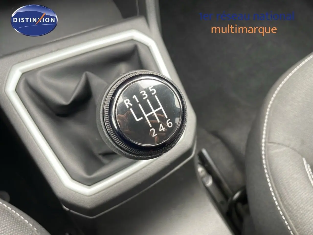 Gros plan sur le levier de vitesses manuel noir entouré de gris dans l’habitacle du Dacia Jogger 2025.