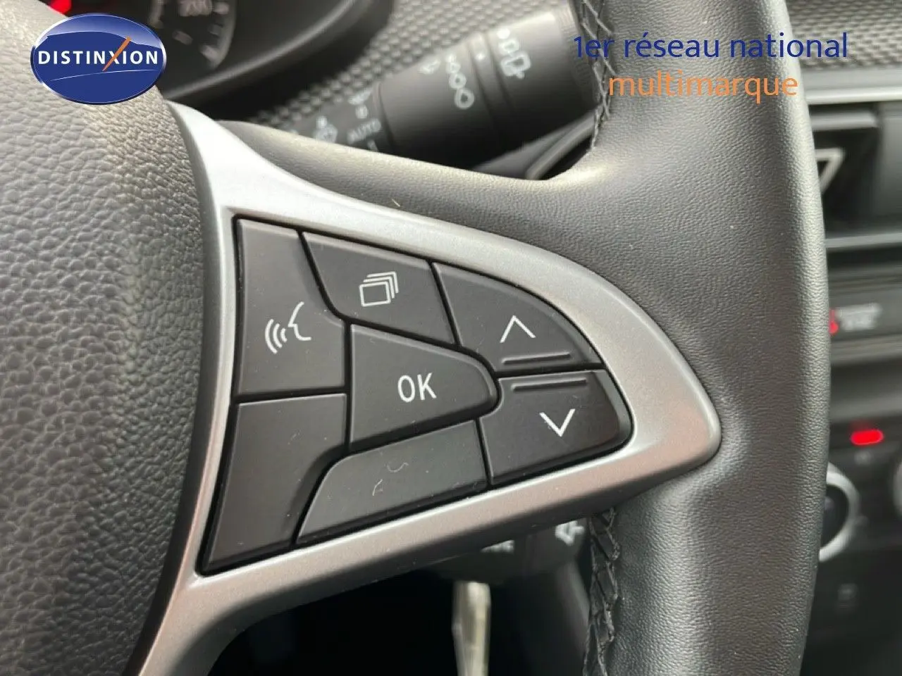 Gros plan sur les commandes multifonctions à droite du volant en cuir noir du Dacia Jogger 2025.