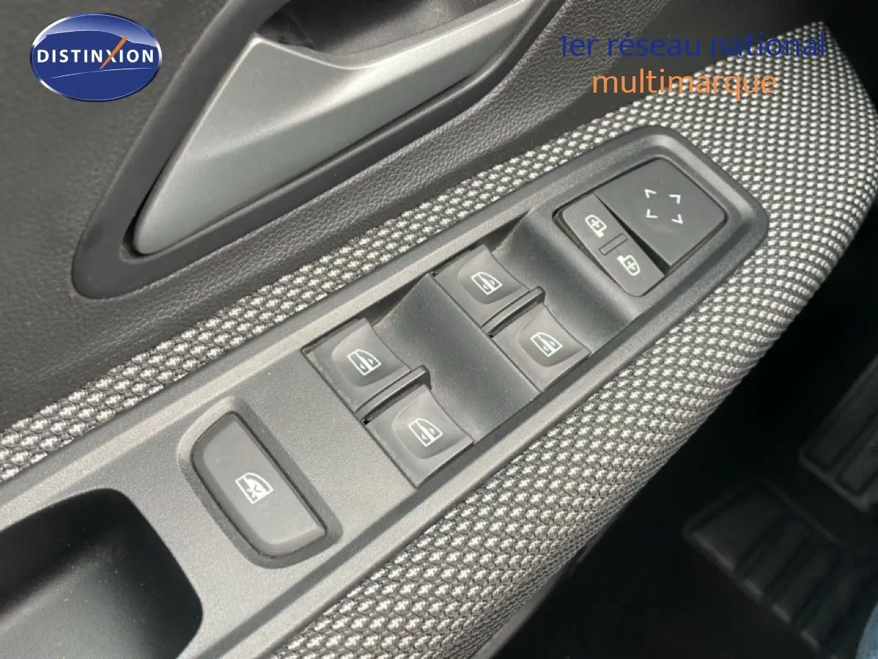 Gros plan sur les commandes des vitres électriques et réglage des rétroviseurs sur la porte côté conducteur du Dacia Jogger gris schiste métal.