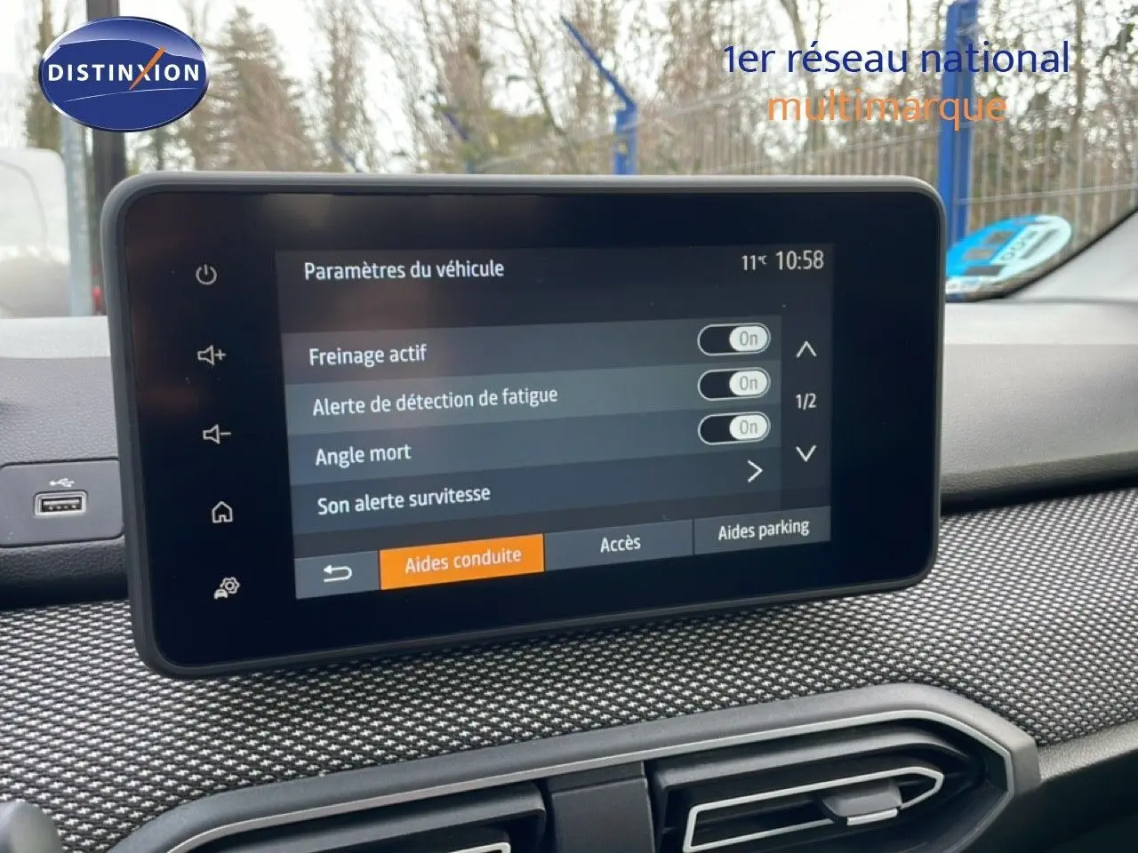 Écran central du tableau de bord du Dacia Jogger 2025 affichant les aides à la conduite activées.