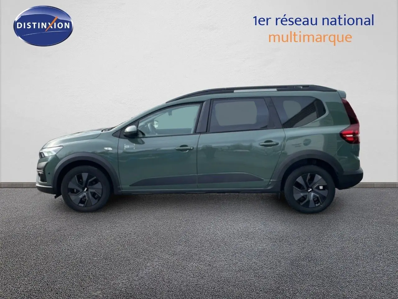 Dacia Jogger gris schiste métal vu de profil côté gauche, avec jantes noires et toit surélevé.