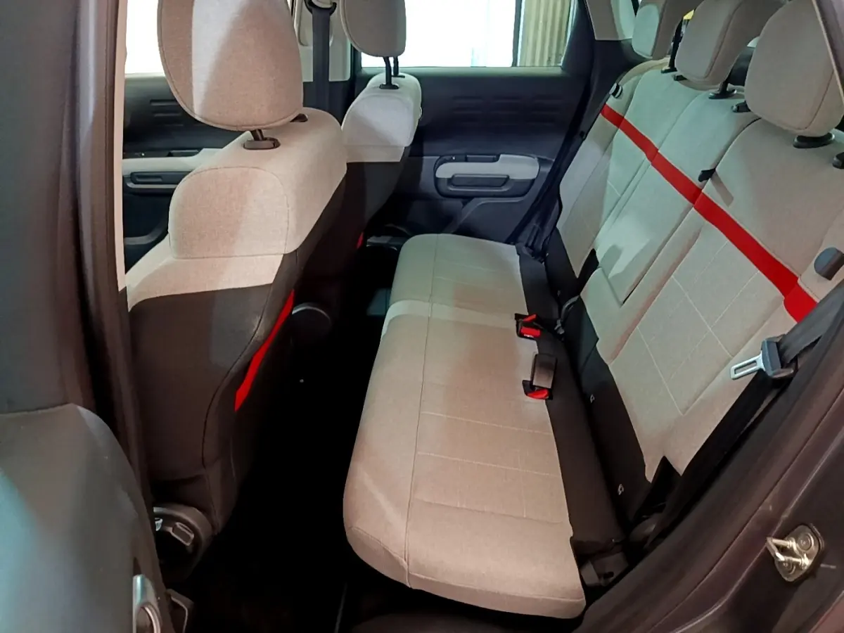 Vue intérieure côté droit des sièges arrière gris clair avec bande rouge de la Citroën C3 Aircross 2020.