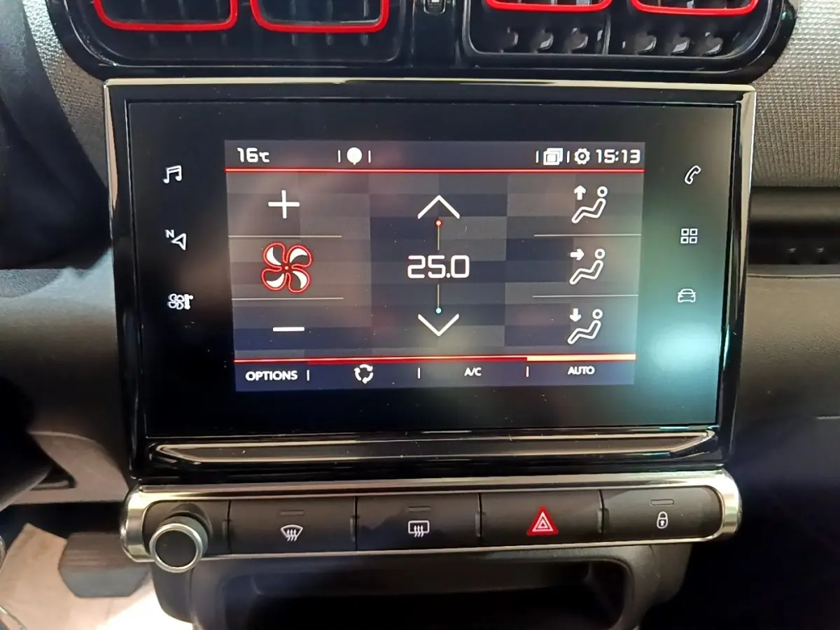 Écran tactile central affichant la climatisation à 25°C dans l’habitacle d’une Citroën C3 Aircross gris foncé.