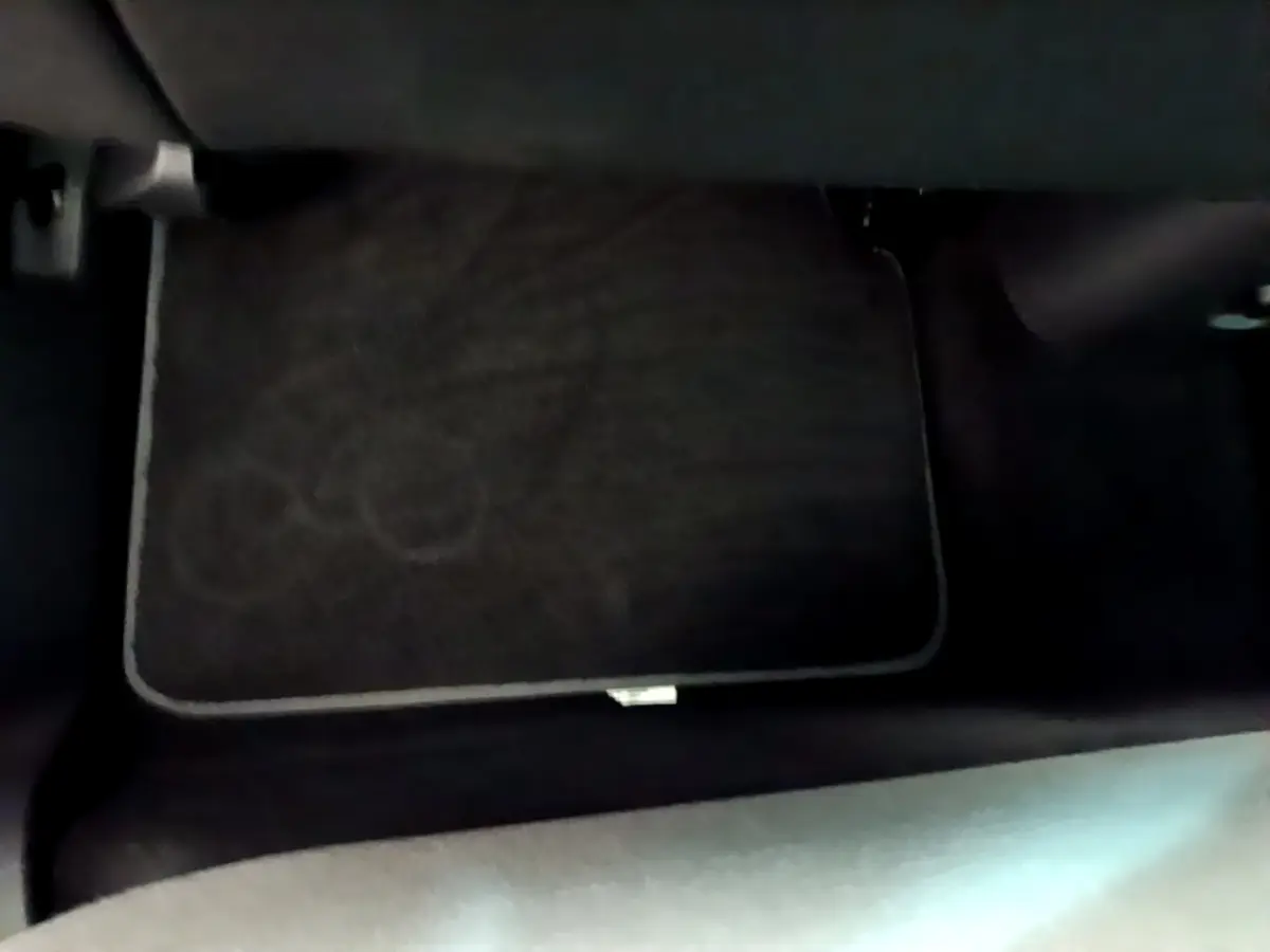 Tapis de sol noir en gros plan à l'intérieur d'une Citroën C3 Aircross gris foncé, vue côté passager.