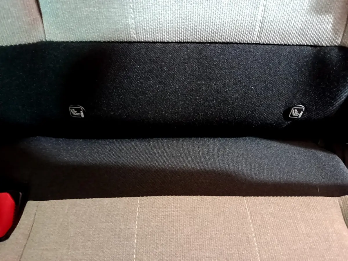 Détail de la banquette arrière grise du Citroën C3 Aircross 2020 avec attaches Isofix visibles.