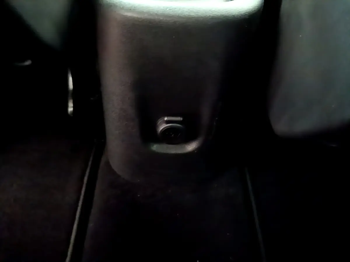 Prise 12V noire en gros plan sur la console centrale arrière du Citroën C3 Aircross gris foncé.