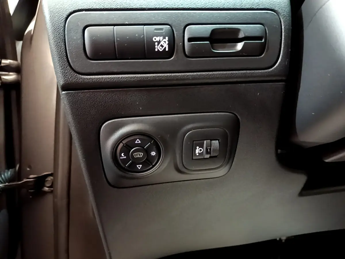 Détail des commandes noires côté gauche du tableau de bord du Citroën C3 Aircross gris foncé 2020.