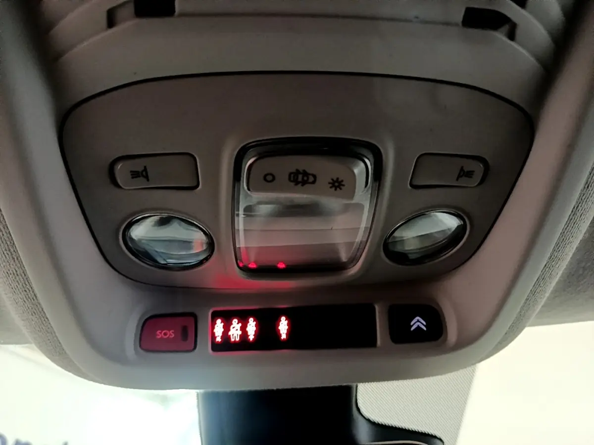 Vue en gros plan du plafonnier intérieur du Citroën C3 Aircross 2020 avec boutons d’éclairage et alerte SOS allumée.