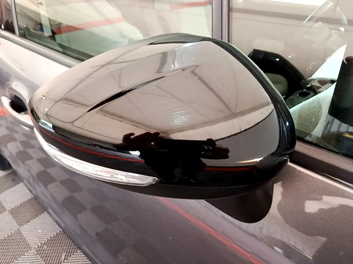 Rétroviseur droit noir brillant du Citroën C3 Aircross gris foncé, avec clignotant intégré, vue rapprochée.