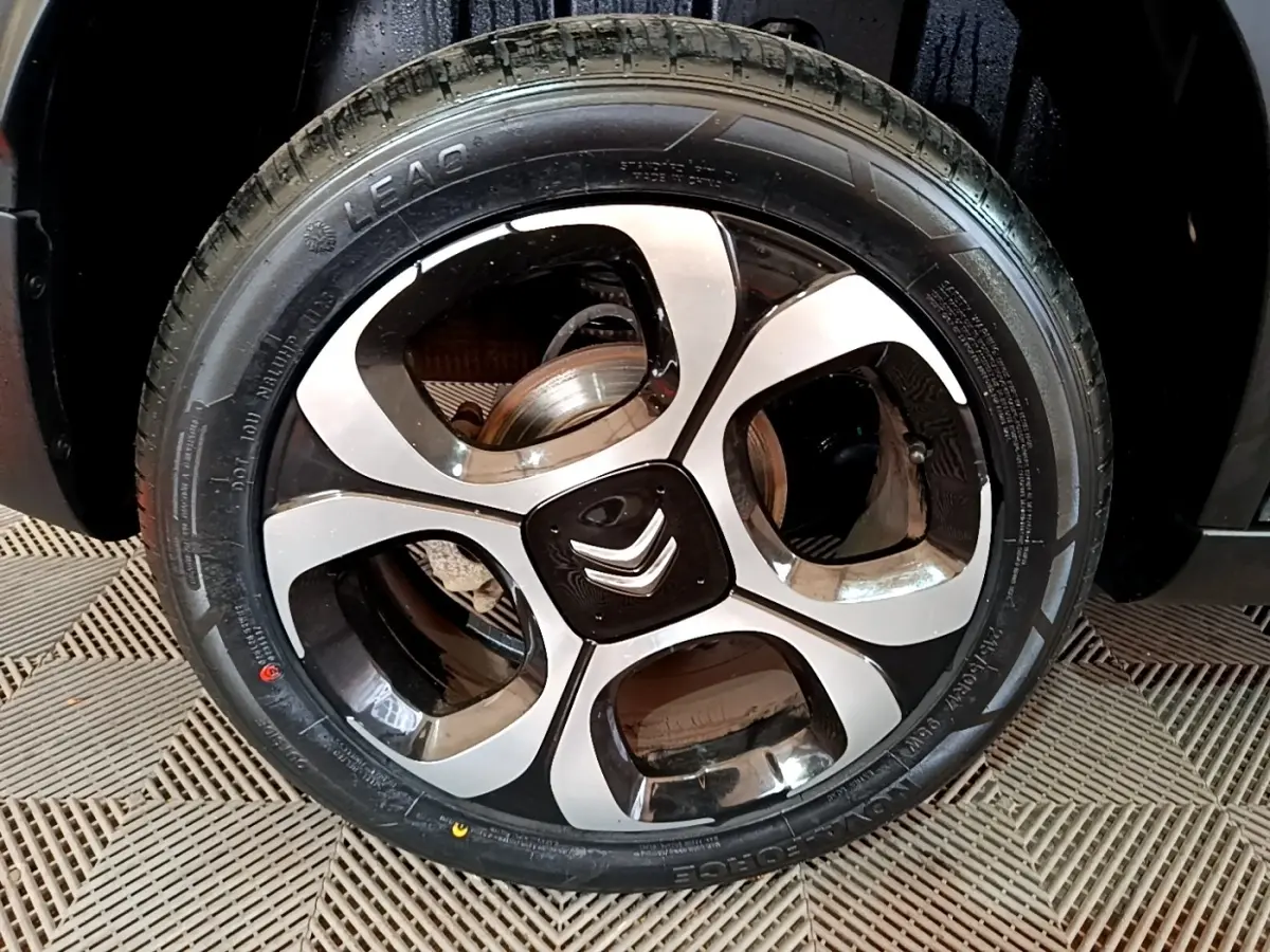 Gros plan sur la jante alliage bicolore noire et argent avec logo Citroën central, montée sur pneu LEAO.