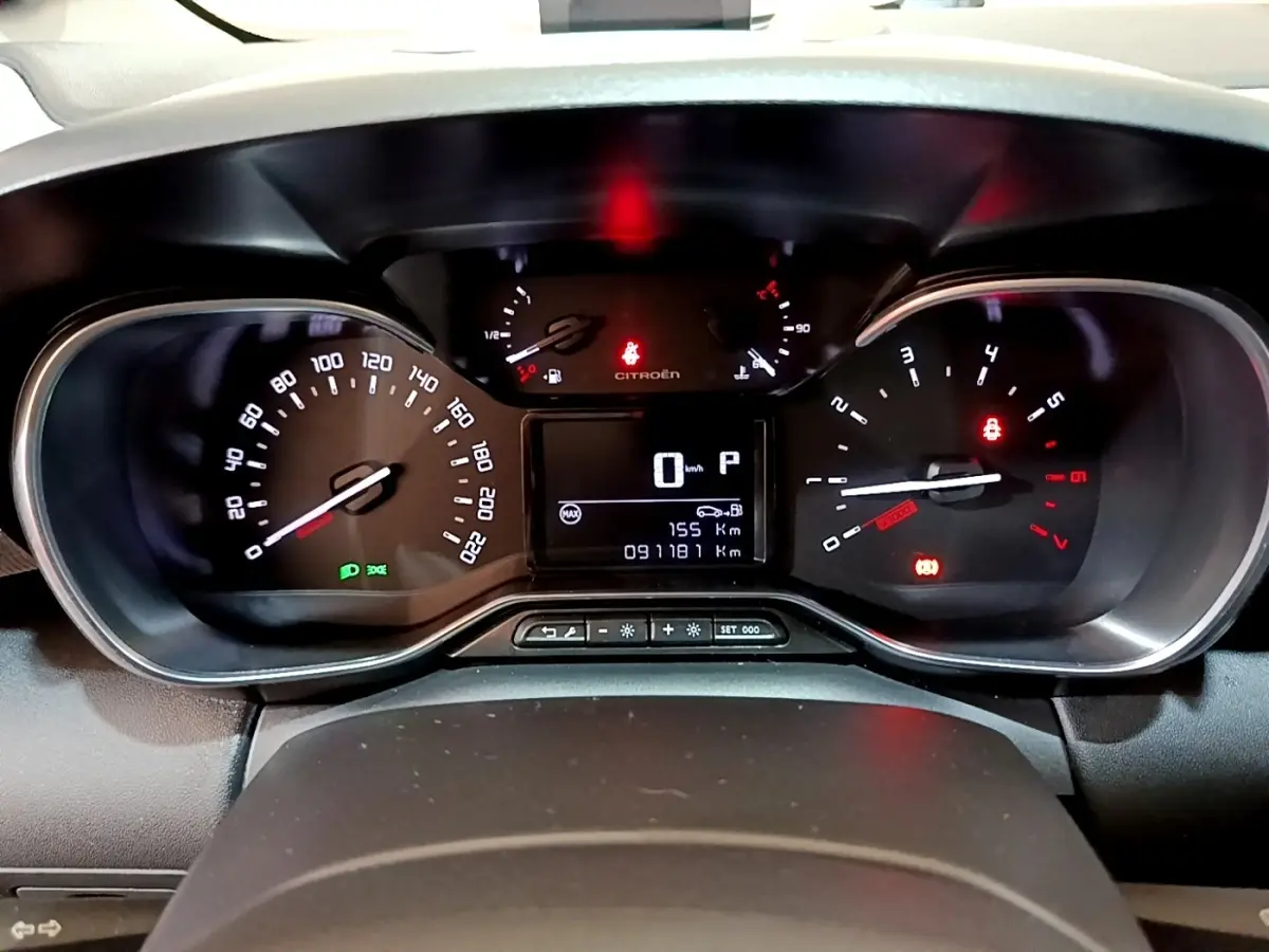 Vue rapprochée du tableau de bord numérique du Citroën C3 Aircross 2020 avec affichage clair des compteurs et voyants.