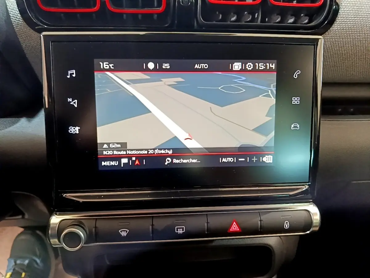 Écran tactile central du tableau de bord du Citroën C3 Aircross 2020 affichant la navigation GPS.