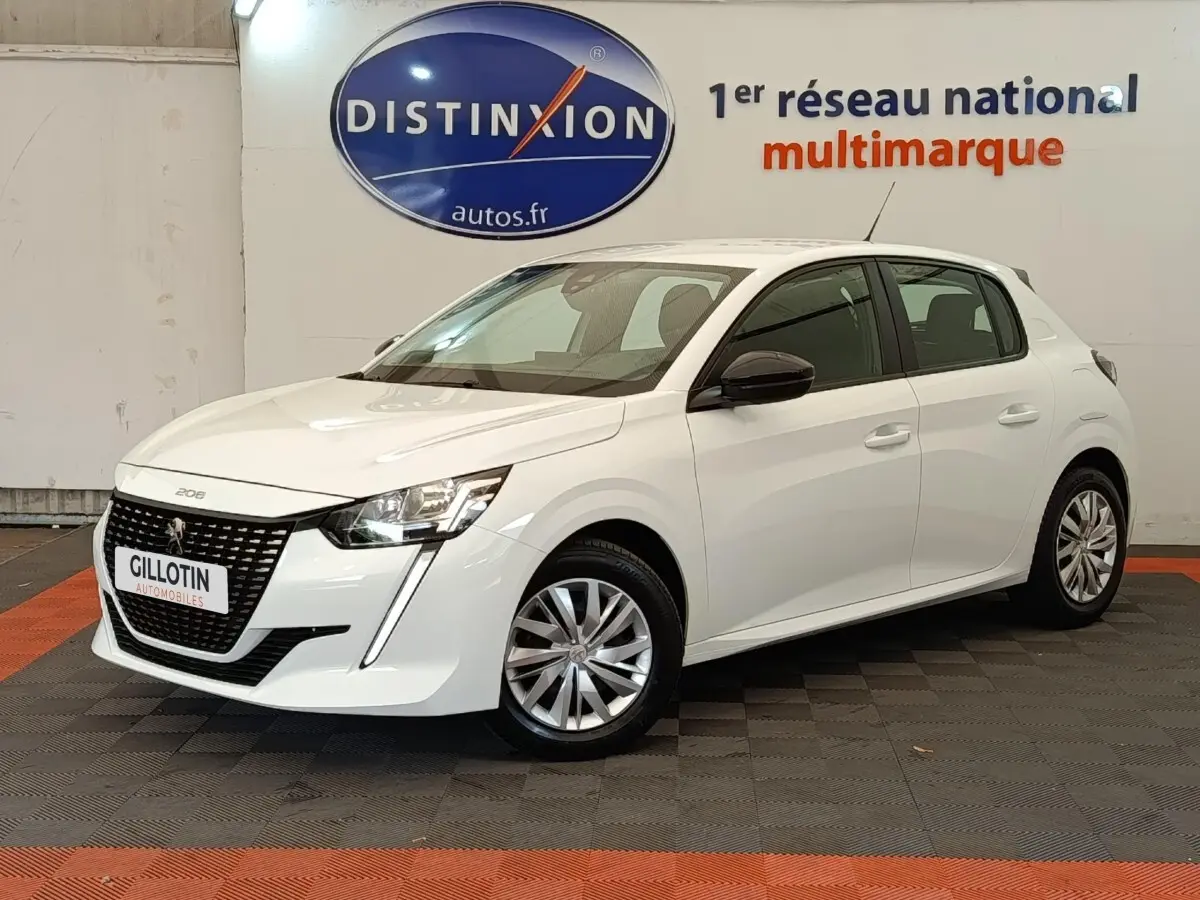 Peugeot 208 blanc vue 3/4 avant droit, avec calandre noire distinctive et jantes alliage multibranches.