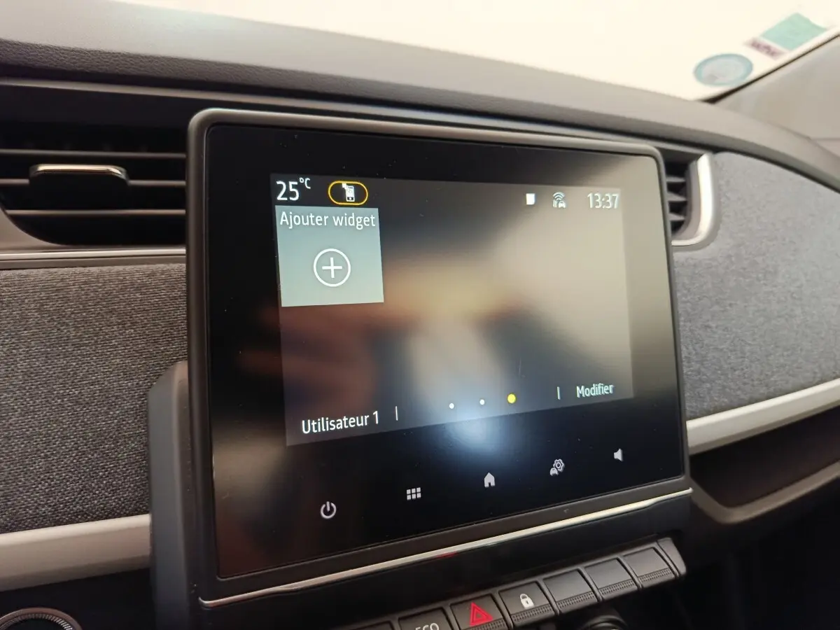 Écran tactile central de 17,8 cm dans l’habitacle gris clair de la Renault ZOE blanche, version 2023.