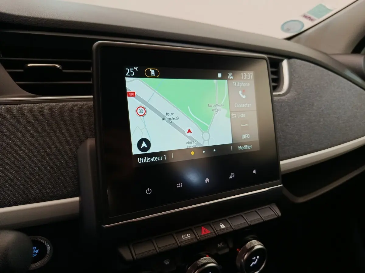 Écran tactile central affichant la navigation dans l’habitacle de la Renault ZOE blanche, vue de face.